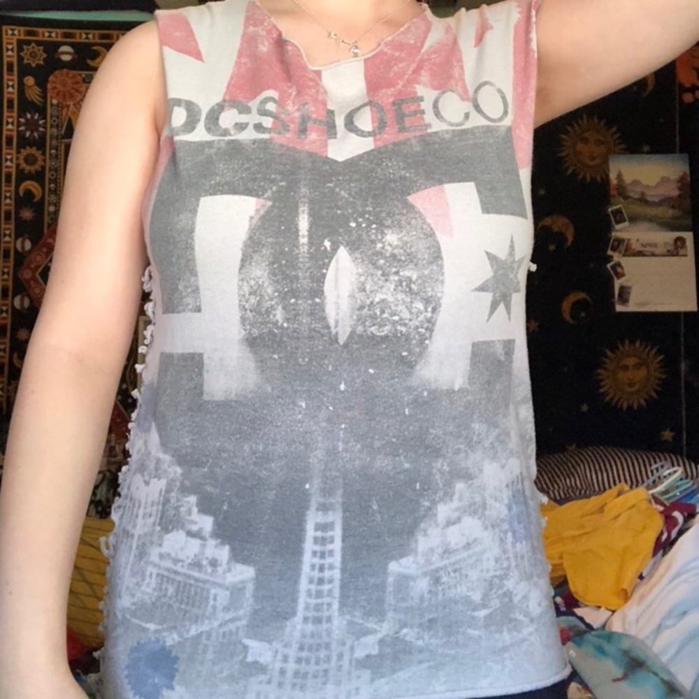 DC shoe co. cuttoff tshirt